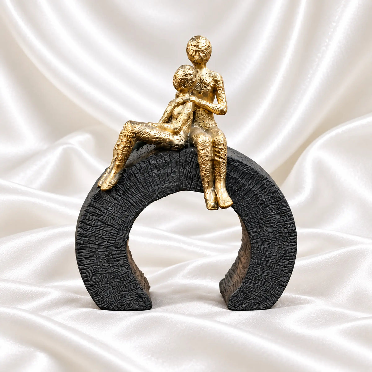 Loving Couple Arch Sculpture — Black & Gold.                                ✅ FREE HOME DELIVERY on this item!