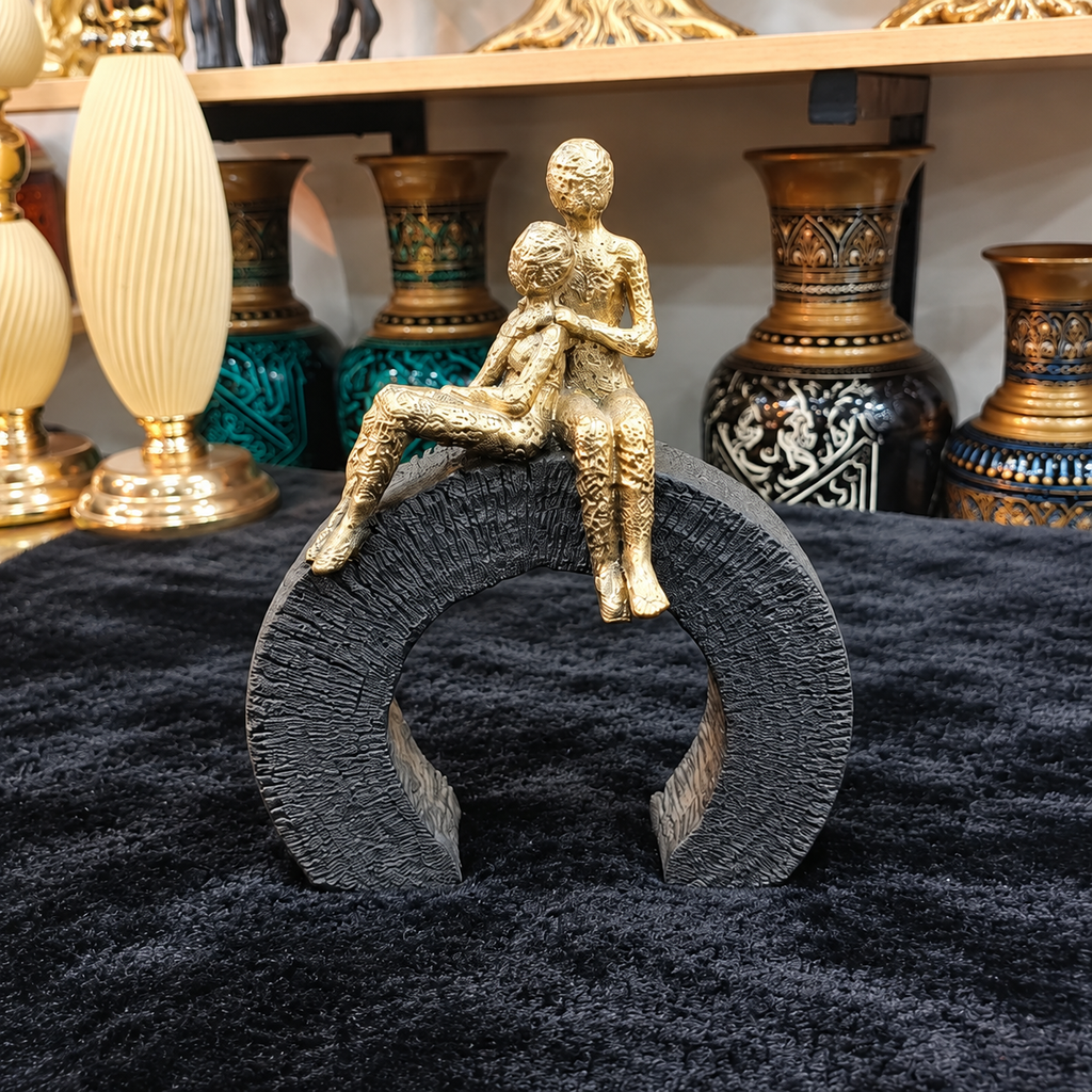 Loving Couple Arch Sculpture — Black & Gold.                                ✅ FREE HOME DELIVERY on this item!